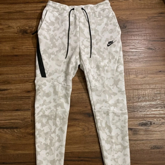 nike tech fleece pants fit